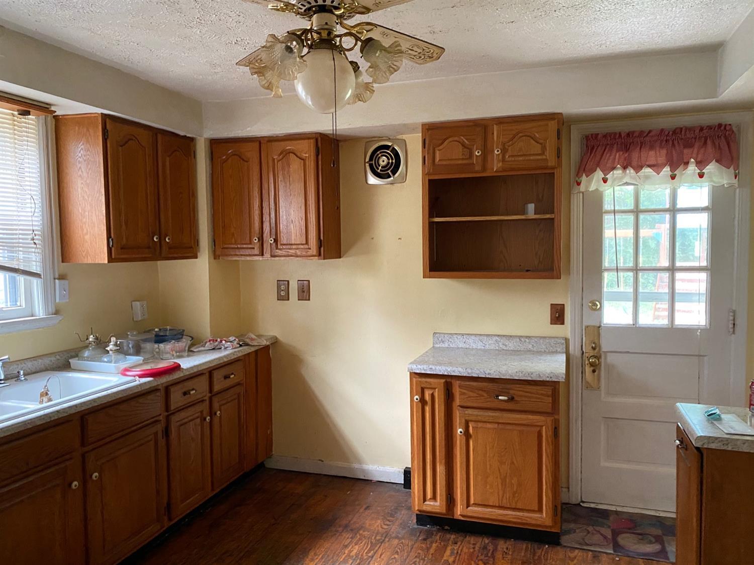 7237 Reading Road Cincinnati, OH 45237 - Photo 10 of 30