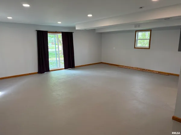 $145,000 | 112 East Grand Avenue, Owaneco, IL 62555