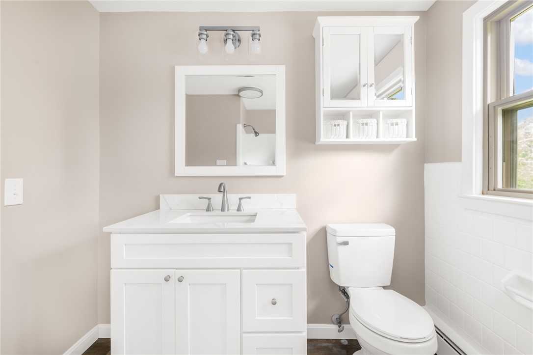 200 Glen Drive Warwick, RI 02889 - Photo 13 of 23 Full/guest bath