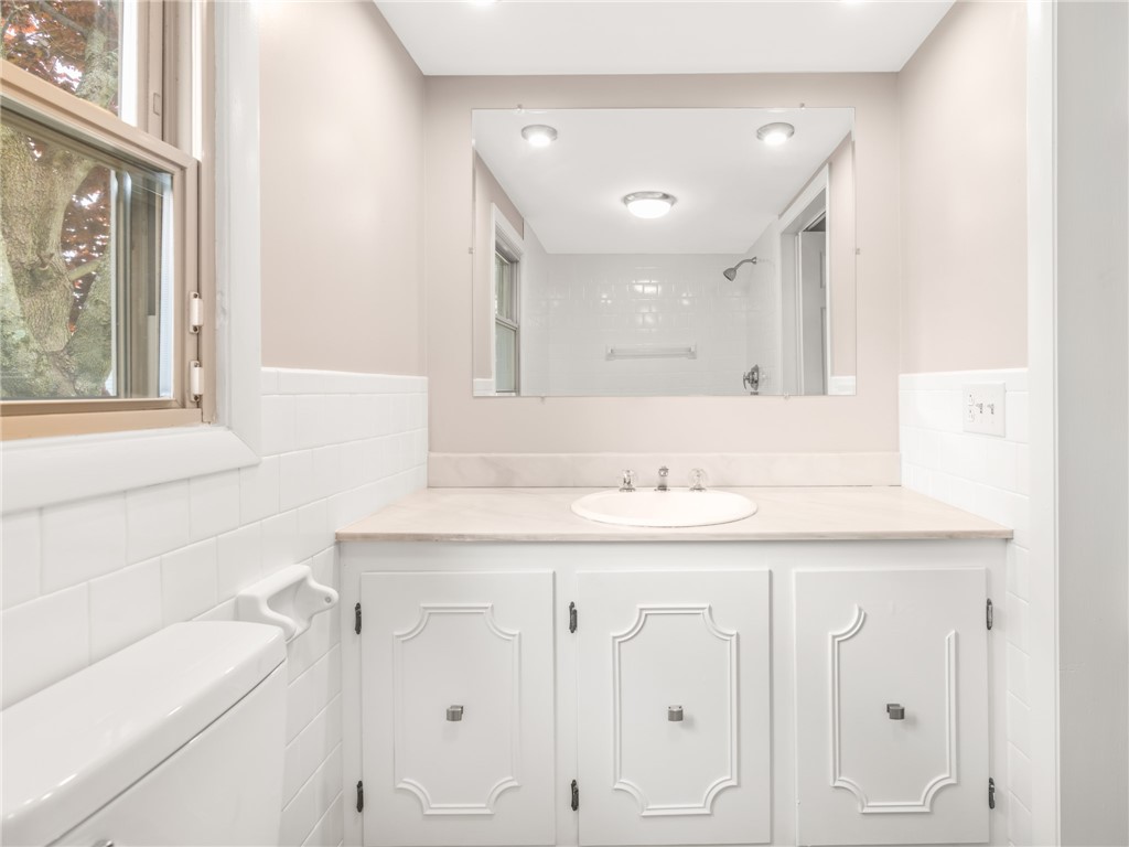 200 Glen Drive Warwick, RI 02889 - Photo 18 of 23 Primary bath