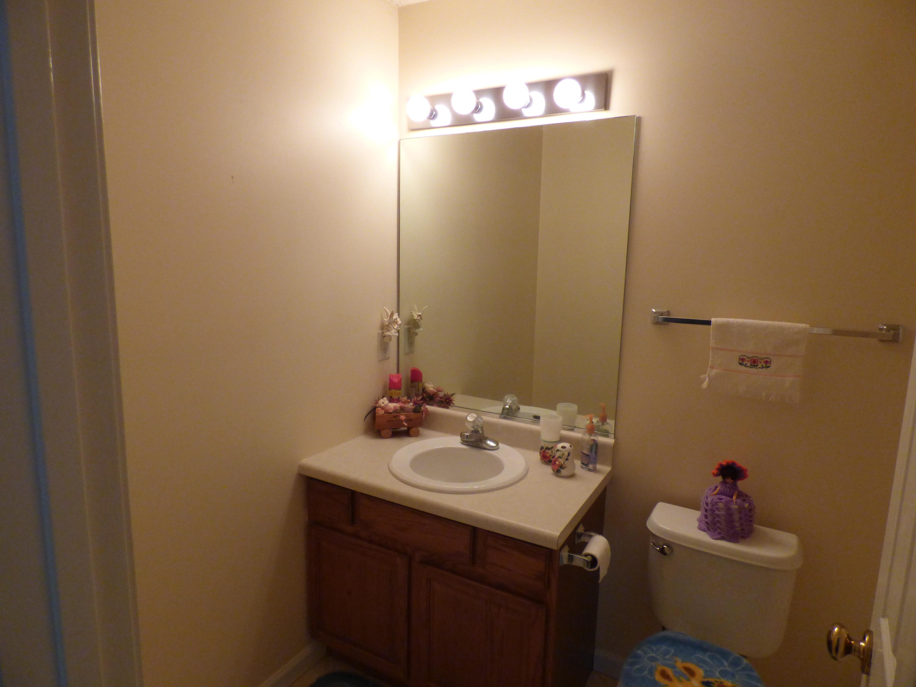 8060 Stablegate Way Powell, TN 37849 - Photo 5 of 18 Guest bath