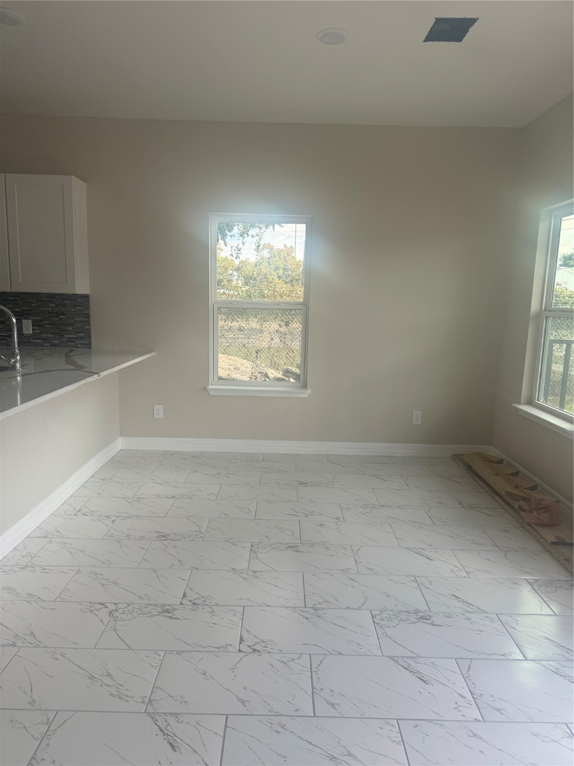 8215 La Porte Road Houston, TX 77012 - Photo 14 of 15 an empty room with windows