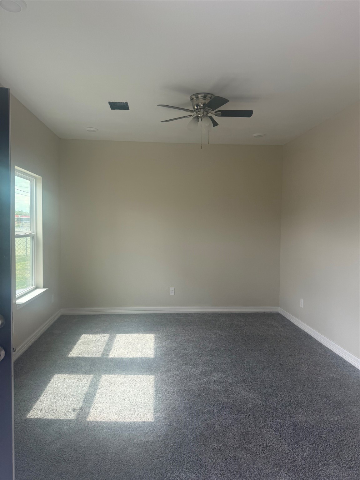 8215 La Porte Road Houston, TX 77012 - Photo 15 of 15 an empty room with a window