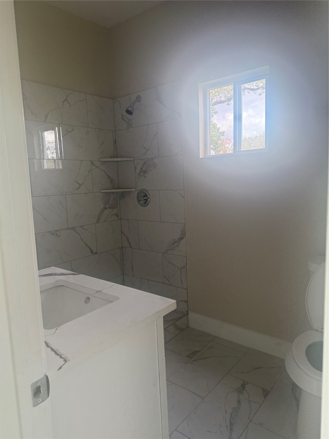 8215 La Porte Road Houston, TX 77012 - Photo 4 of 15 a bathroom with a bathtub