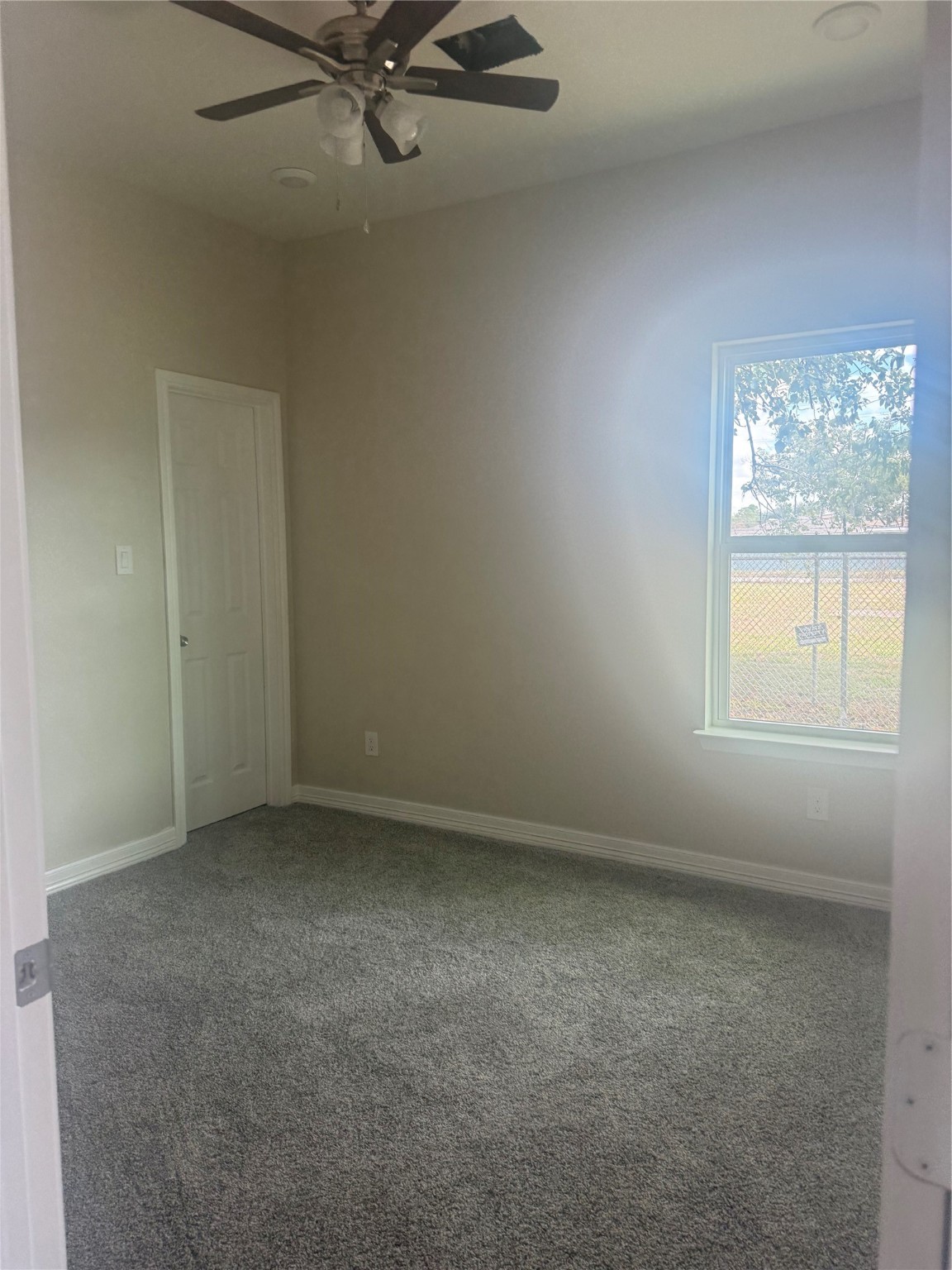 8215 La Porte Road Houston, TX 77012 - Photo 8 of 15 an empty room with a window