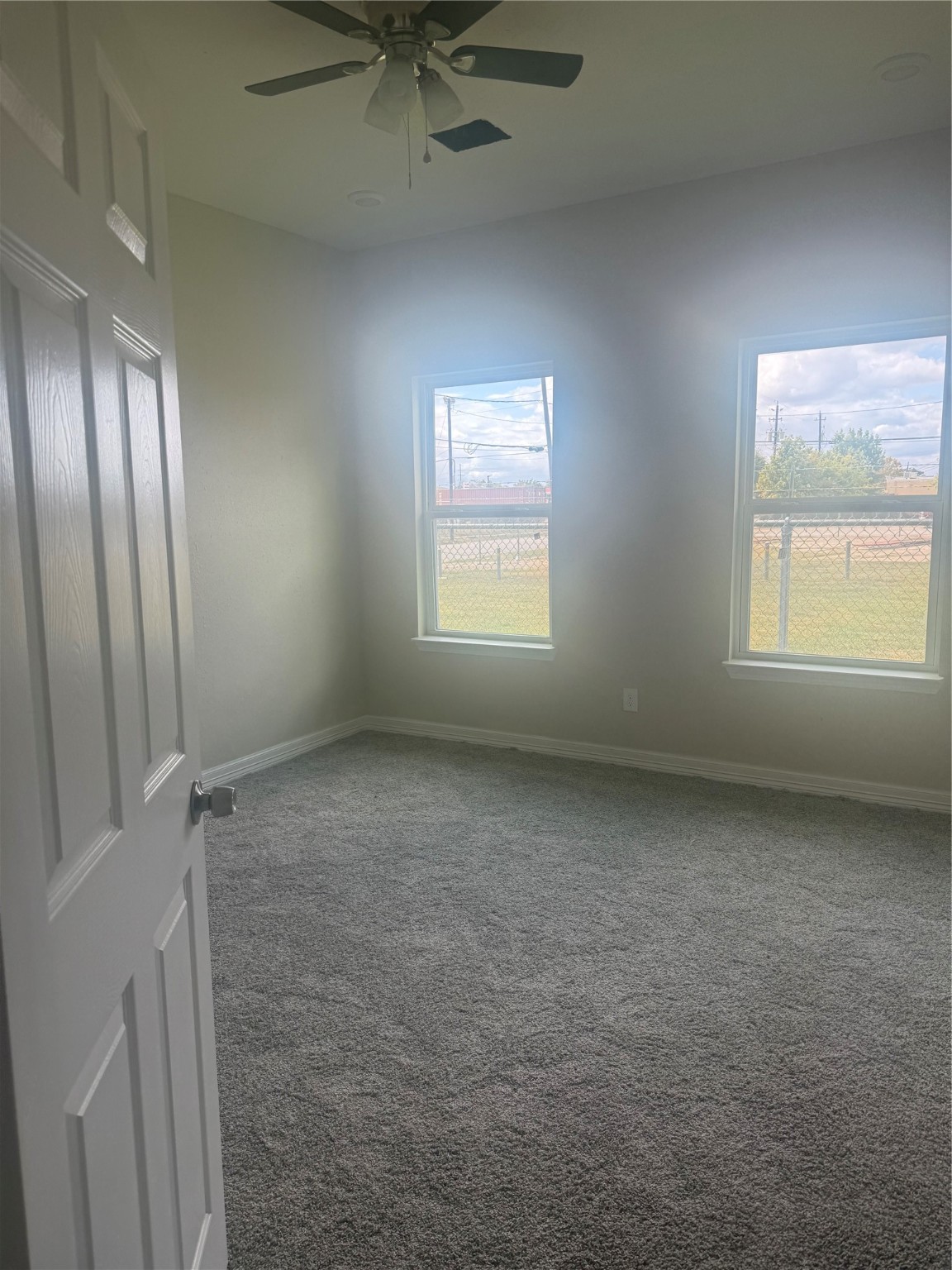 8215 La Porte Road Houston, TX 77012 - Photo 9 of 15 an empty room with a window