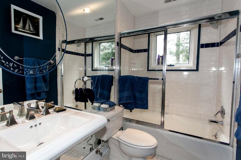 2728 Chain Bridge Road Northwest Washington, DC 20016 - Photo 22 of 24 Bath