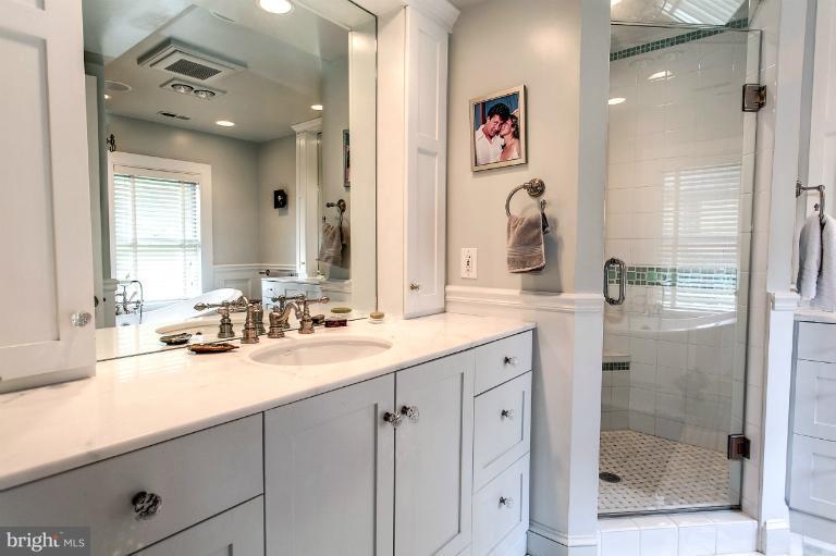 2728 Chain Bridge Road Northwest Washington, DC 20016 - Photo 5 of 24 Bath (Master)