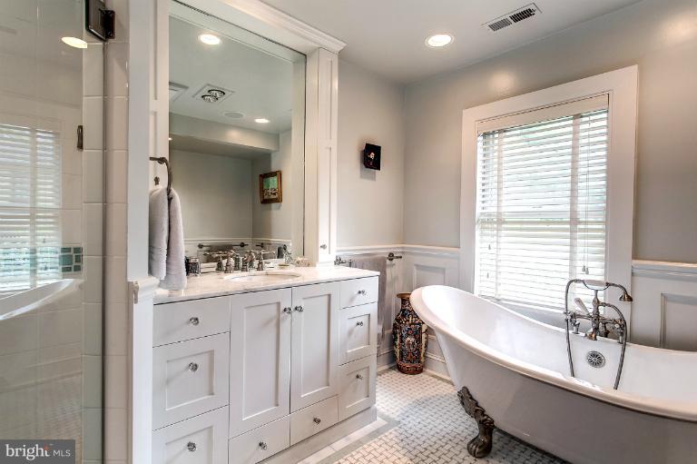 2728 Chain Bridge Road Northwest Washington, DC 20016 - Photo 9 of 24 Bath (Master)