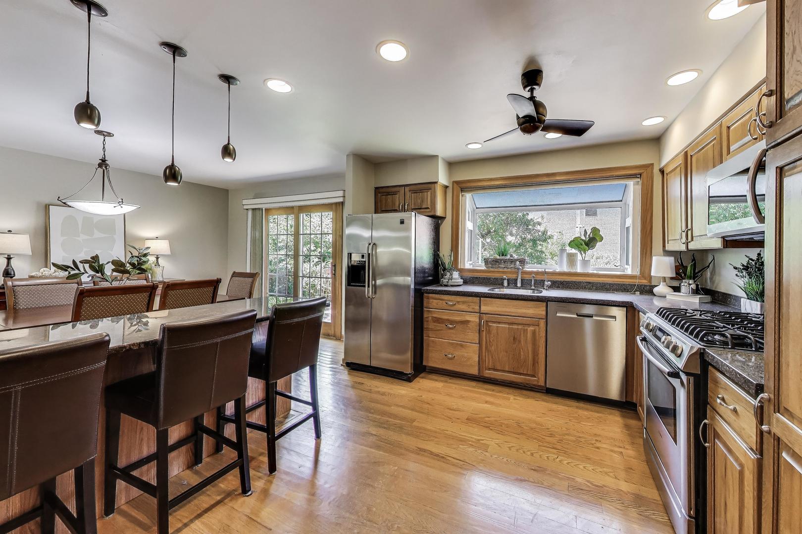 220 Stonegate Road Buffalo Grove, IL 60089 - Photo 11 of 33
