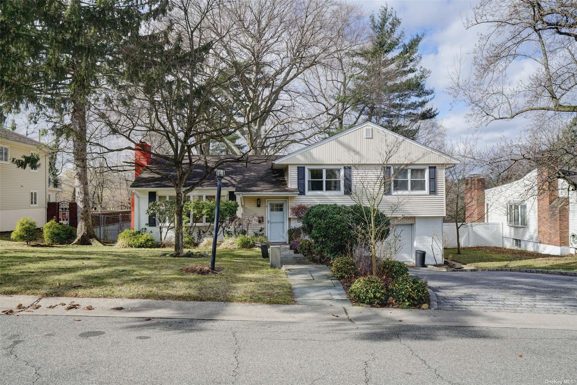 90 Pinewood Road Manhasset, NY 11030 - Photo 1 of 1 Gallery Image 1