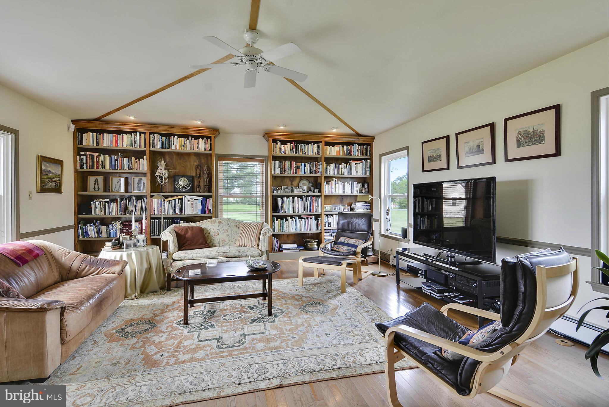 712 Hills Point Road Cambridge, MD 21613 - Photo 16 of 32 Living Room