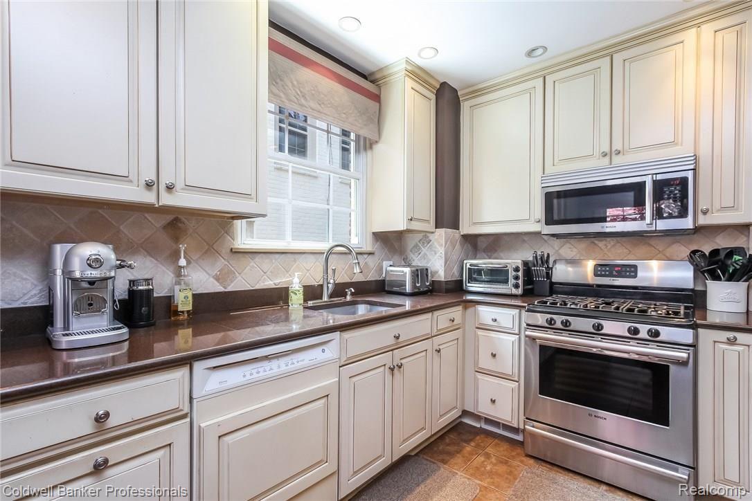 316 Merriweather Road Grosse Pointe, MI 48236 - Photo 6 of 46 014-Kitchen-5853491-medium.jpg