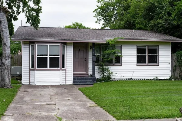 $1,675 | 616 17th Avenue North, Texas City, TX 77590