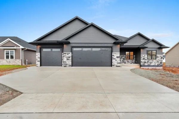 $529,900 | 1423 Crossroads Drive, De Pere, WI 54115