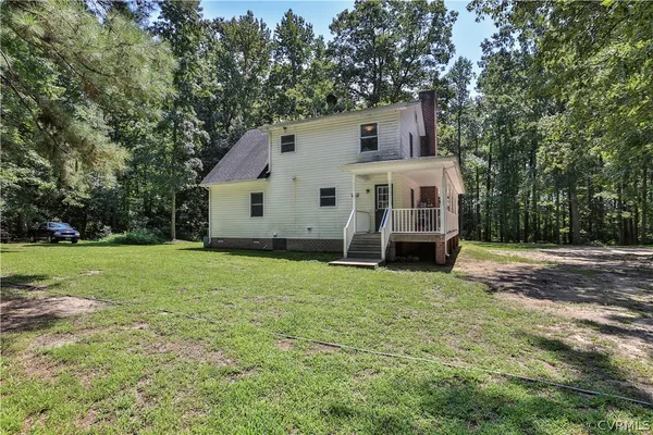 a view of a house with a backyard