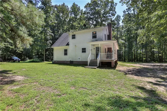 a view of a house with a backyard