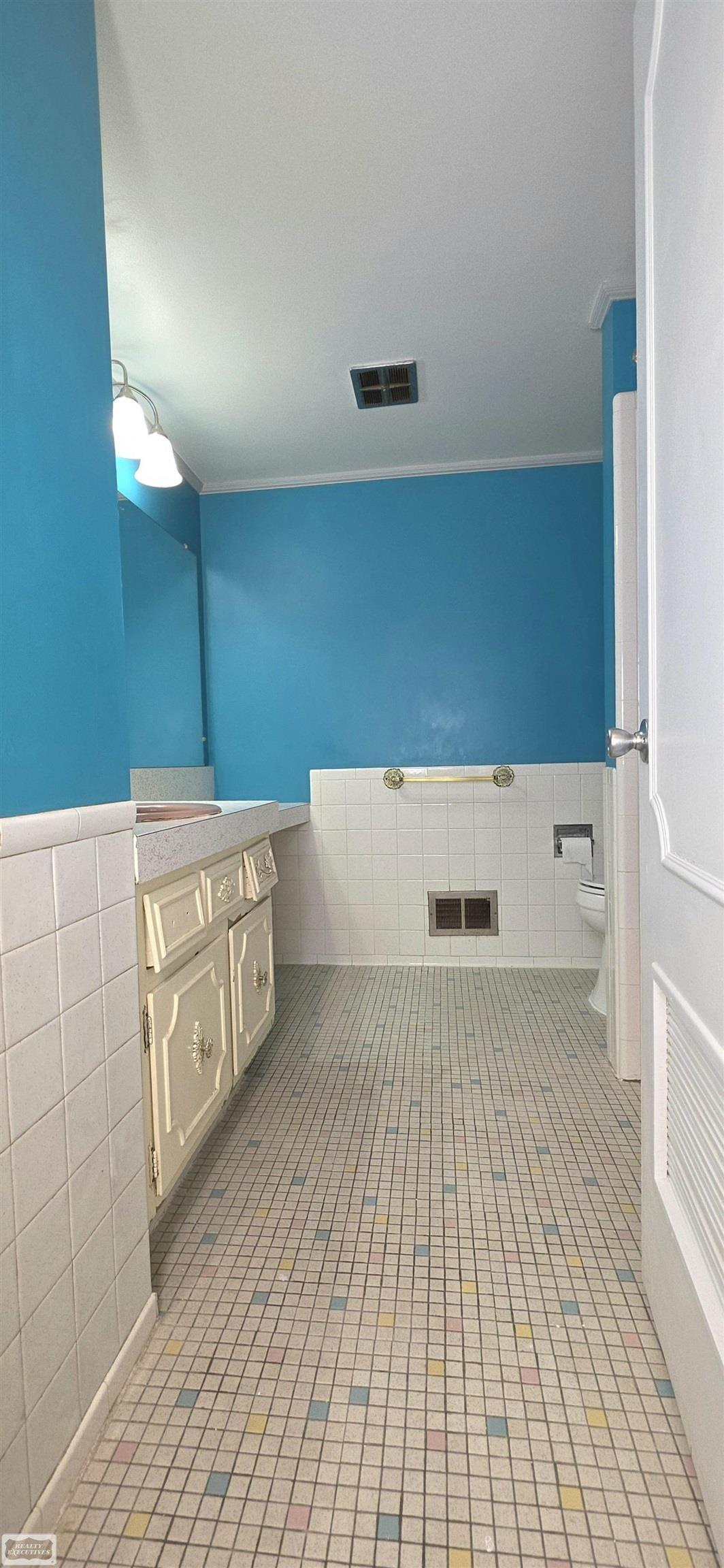 29632 Hoover Road Warren, MI 48093 - Photo 15 of 25 Full Bathroom