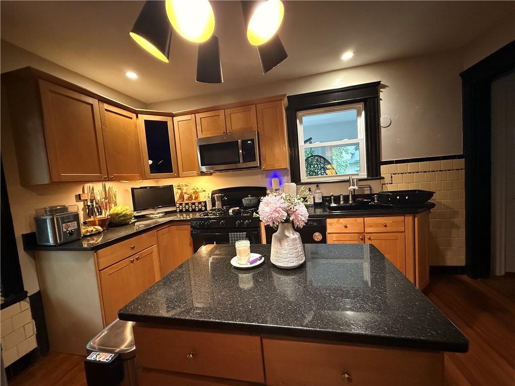 215 Rochambeau Avenue Providence, RI 02906 - Photo 12 of 42