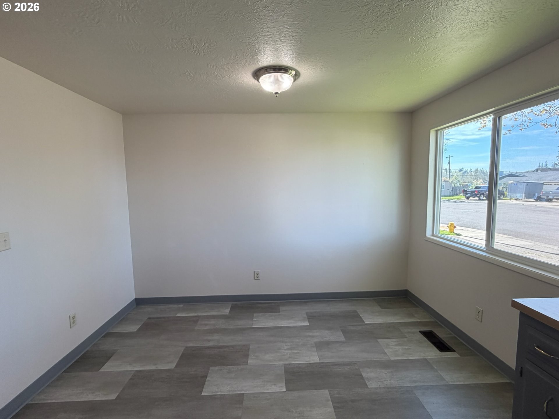 3328 Foxglove Street Lebanon, OR 97355 - Photo 3 of 16 an empty room with a window
