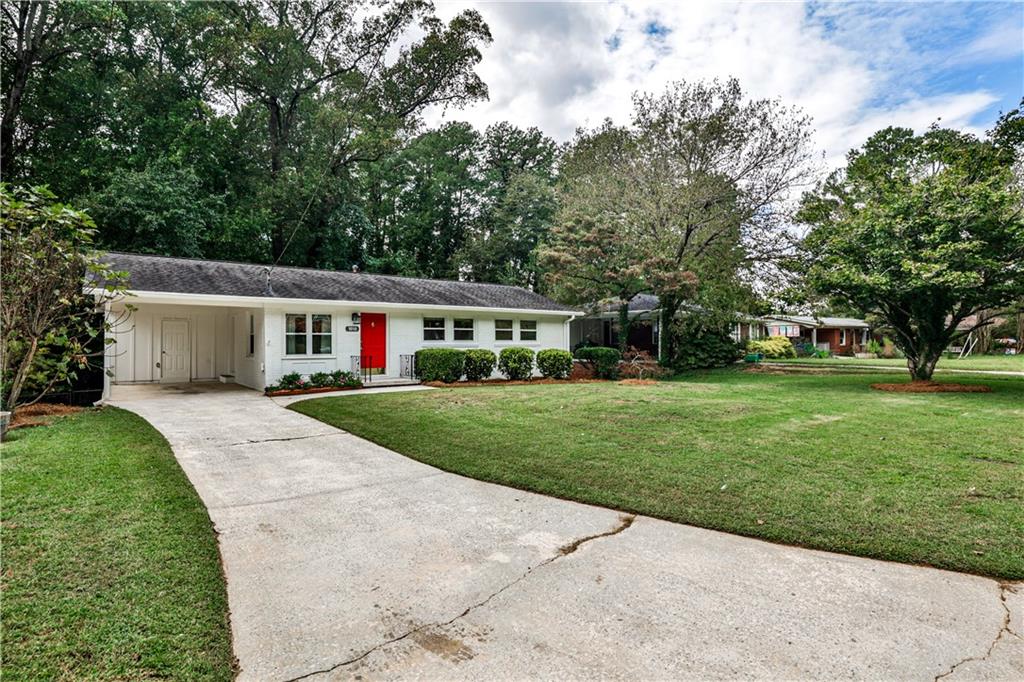1010 Greenbriar Circle Decatur, GA 30033 - Photo 20 of 28 a front view of house with yard and green space