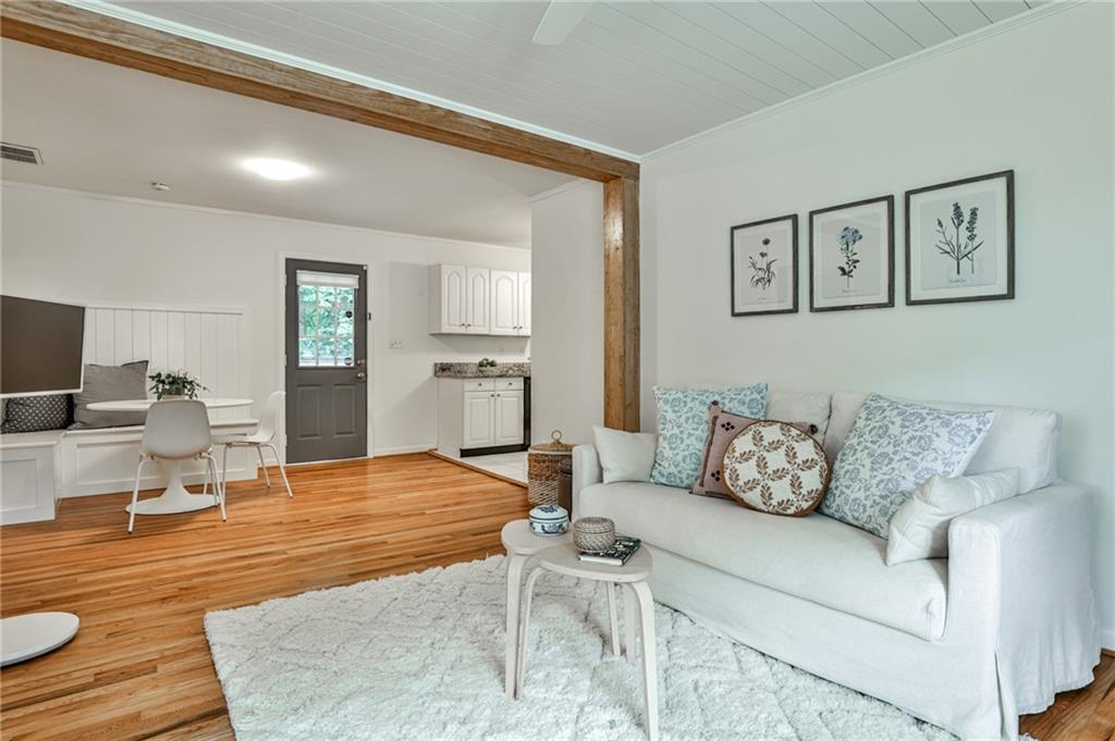 1010 Greenbriar Circle Decatur, GA 30033 - Photo 4 of 28 a living room with furniture and painting on the wall