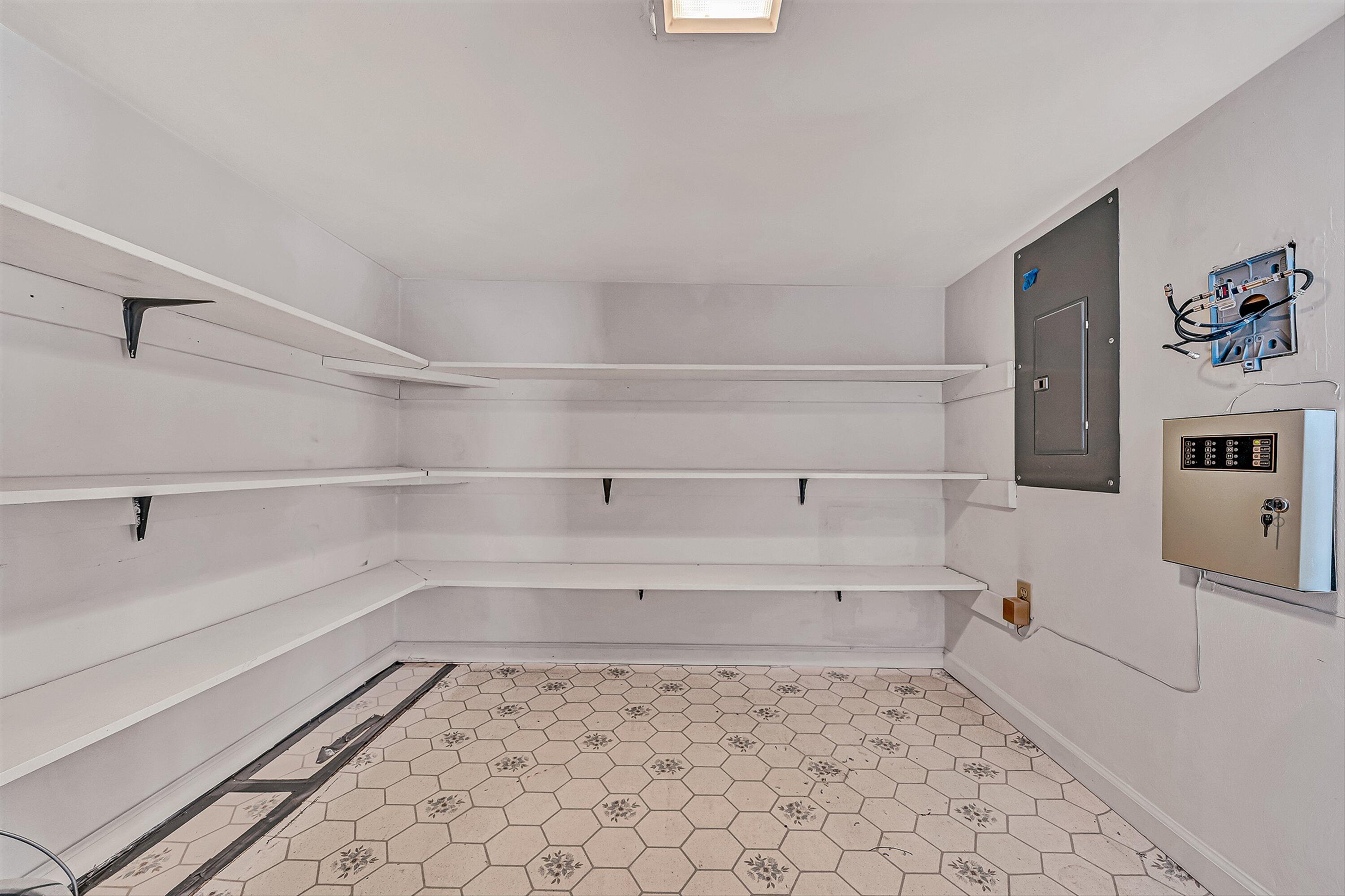 129 Academy Street Salem, VA 24153 - Photo 20 of 28 Large storage U?L