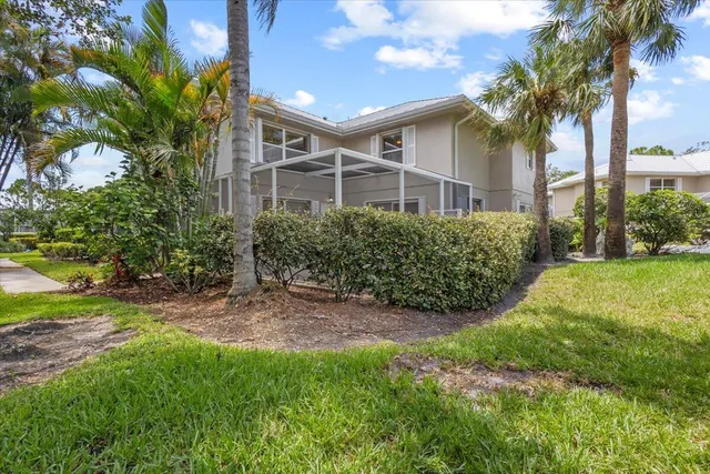 a view of a backyard