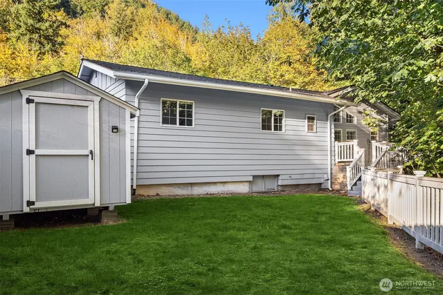 a view of a back yard of the house