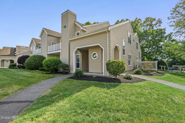 $264,900 | 422 Hampton Pl Boulevard, North Greenbush, NY 12180