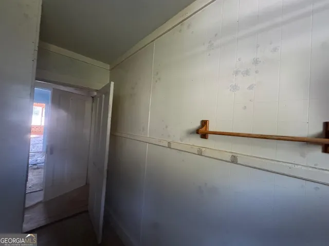 a view of entryway with window