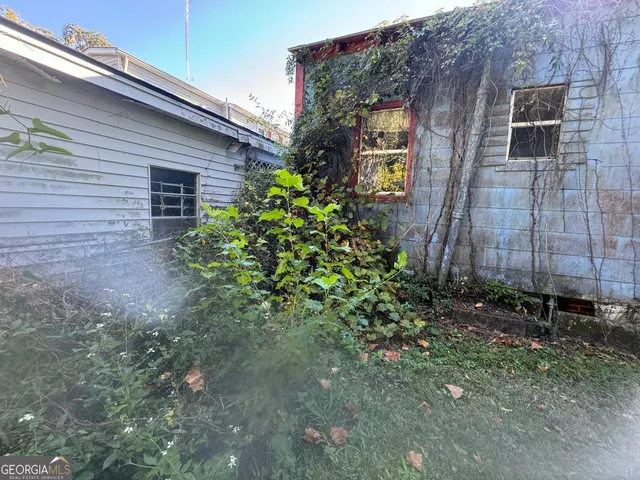 a view of a backyard with pathway