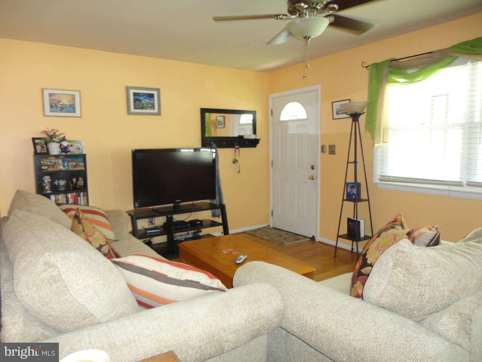 960 Tidewater Road Pasadena, MD 21122 - Photo 13 of 29 Family Room