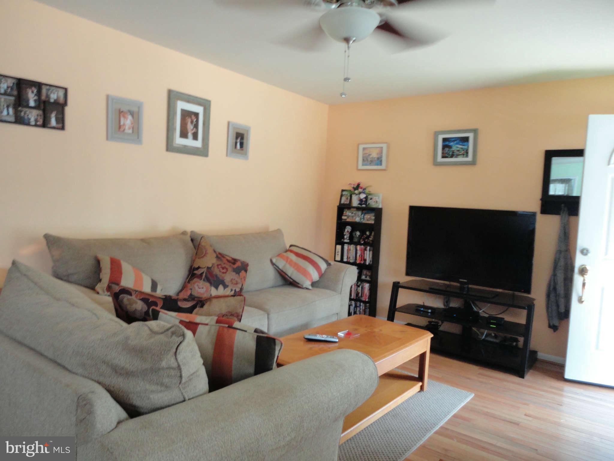 960 Tidewater Road Pasadena, MD 21122 - Photo 14 of 29 Family Room