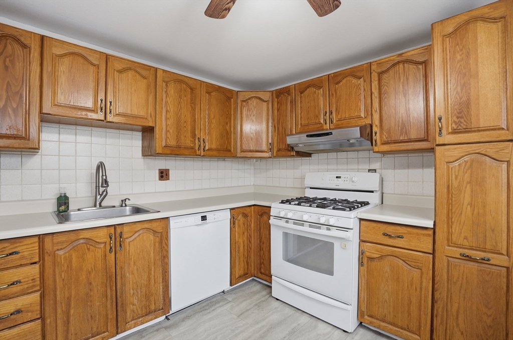 35 Burnham Road Lowell, MA 01852 - Photo 10 of 32