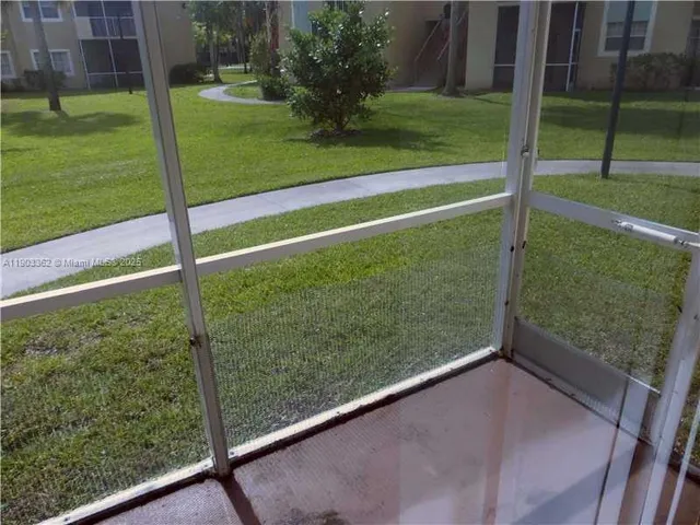 a view of a back yard