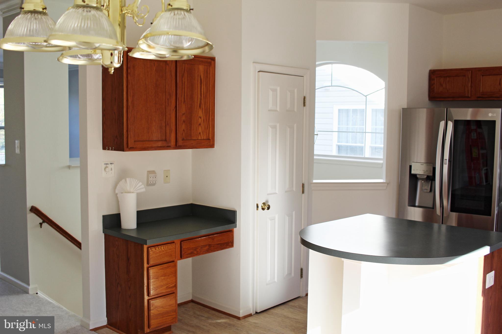 43497 Interval Street Chantilly, VA 20152 - Photo 3 of 19 Kitchen with desk