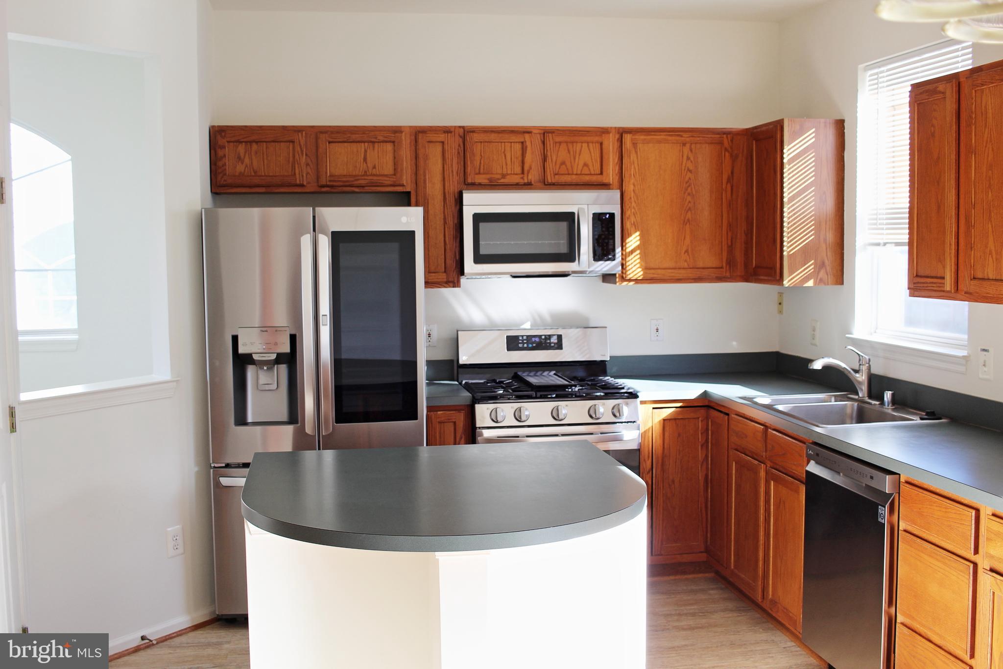 43497 Interval Street Chantilly, VA 20152 - Photo 4 of 19 Kitchen with island