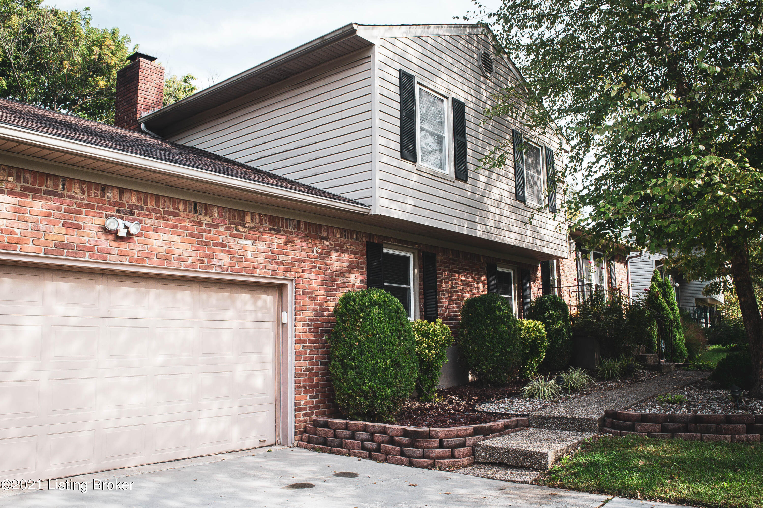 8006 Rochelle Road Louisville, KY 40228 - Photo 2 of 29 DSC_0593