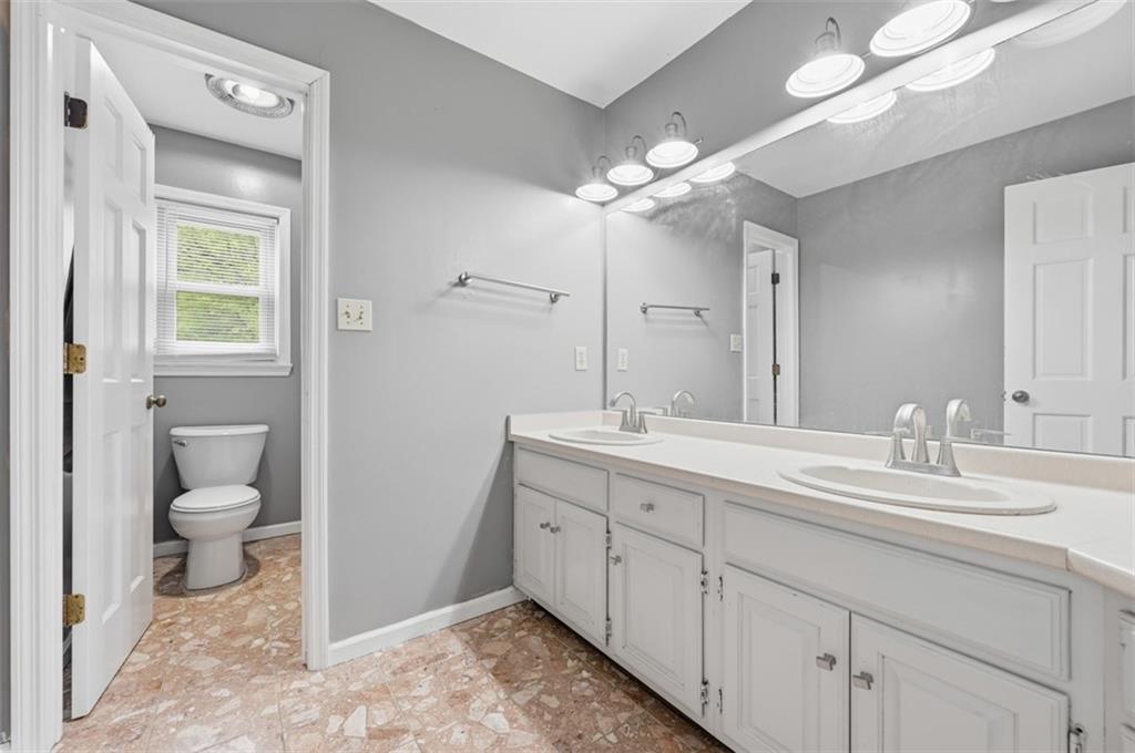 326 Quarry Road Washington, PA 15301 - Photo 28 of 50 2nd floor full bath