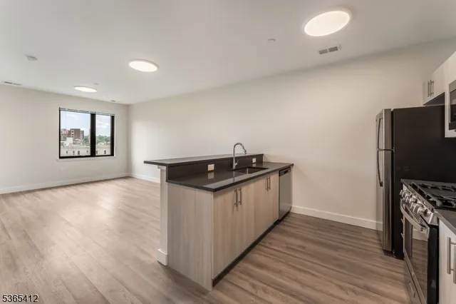 $2,215 | 72 South Essex Avenue, Unit 409, Orange, NJ 07050