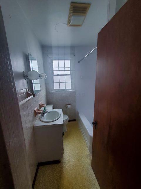 144 Wetmore Road Columbus, OH 43214 - Photo 10 of 19 Wetmore Bathroom