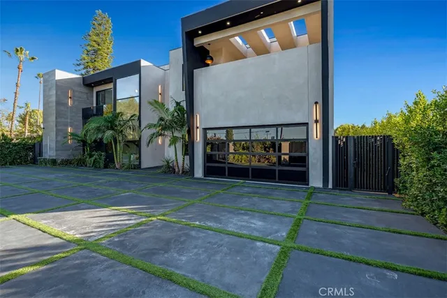 a view of back yard of the house