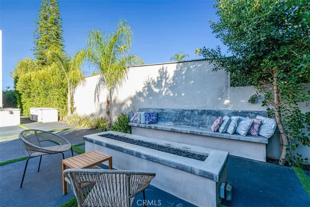 a view of a house with backyard and garden
