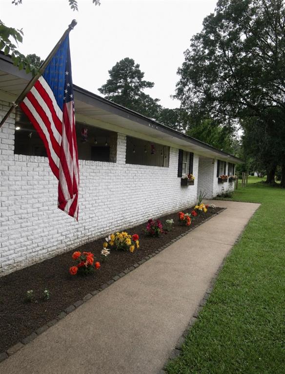 24133 Highway 157 Springhill, LA 71075 - Photo 1 of 19 Front of house with flower bed