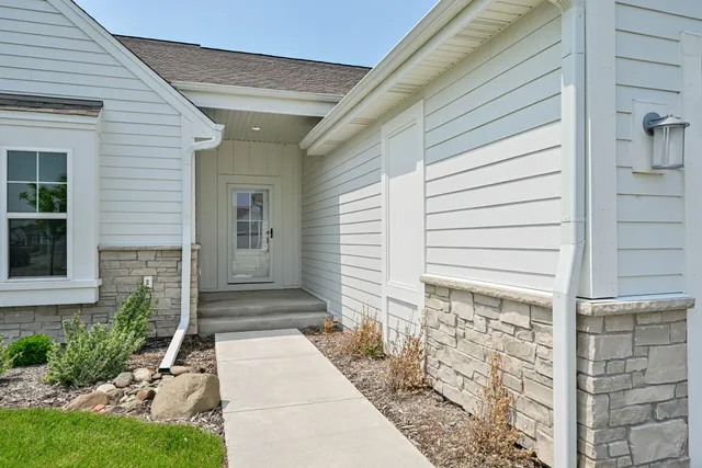 $599,000 | 1320 Prairie Creek Boulevard, Unit 2, Oconomowoc, WI 53066