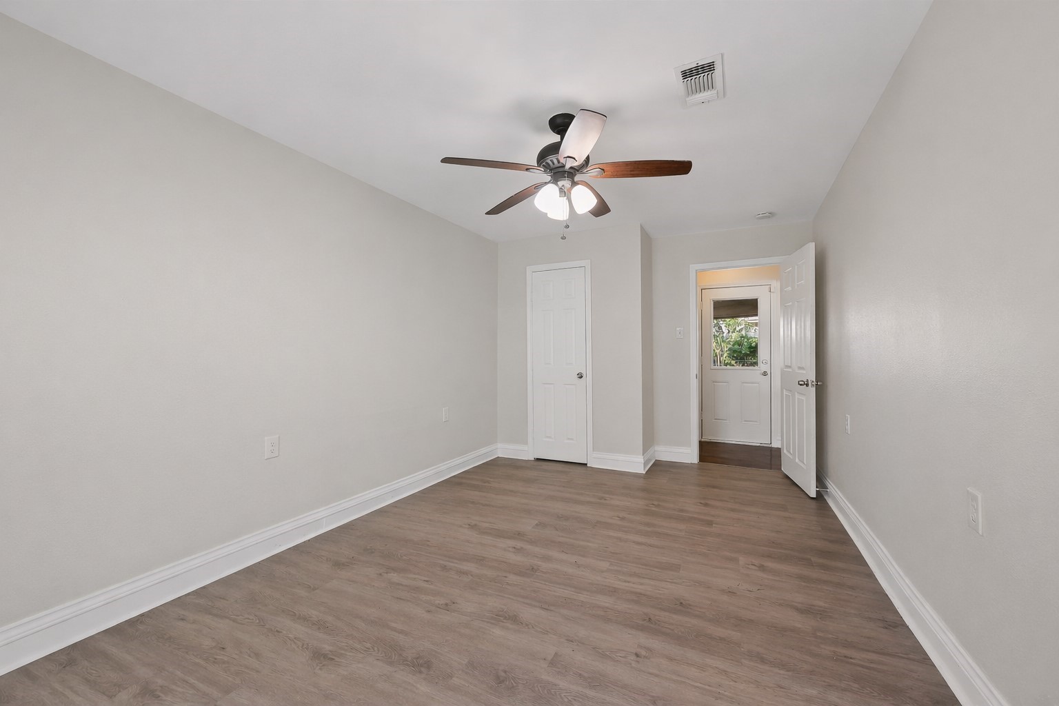 3823 Florinda Street Houston, TX 77021 - Photo 14 of 41 Spacious extra room that can be used as 5th bedroom!