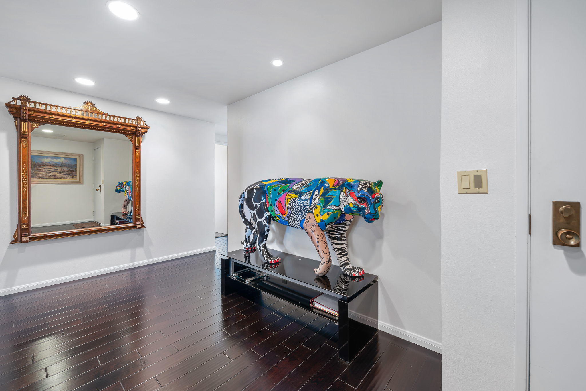 900 Island Drive, Unit 314 Rancho Mirage, CA 92270 - Photo 6 of 46 a hallway with table and flowerpot