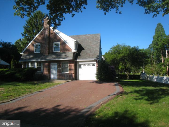 402 Locust Road Wayne, PA 19087 - Photo 2 of 12 Driveway