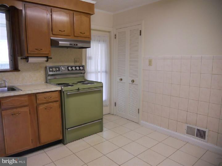 402 Locust Road Wayne, PA 19087 - Photo 7 of 12 Kitchen
